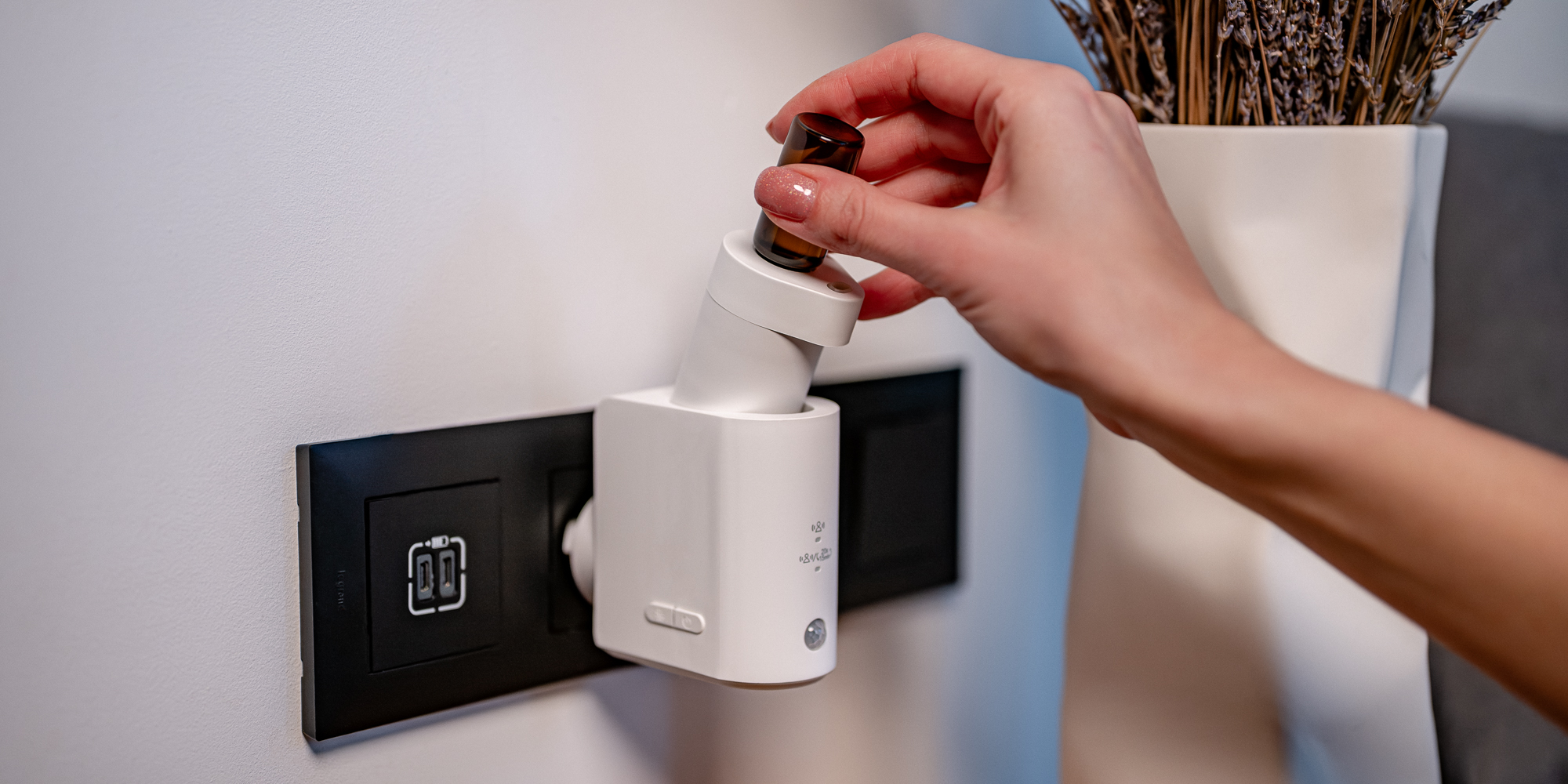 width=100% Dyfuzor olejków, aromatyzer zapachowy z czujnikiem ruchu Humanas Home Spirit - biały